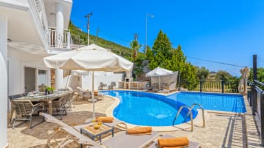 Villa Beyaz Isıtmalı Havuz 42