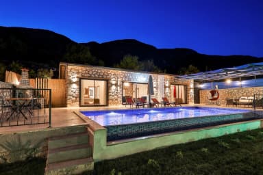 Villa Azra Naz Korunaklı Havuz 39