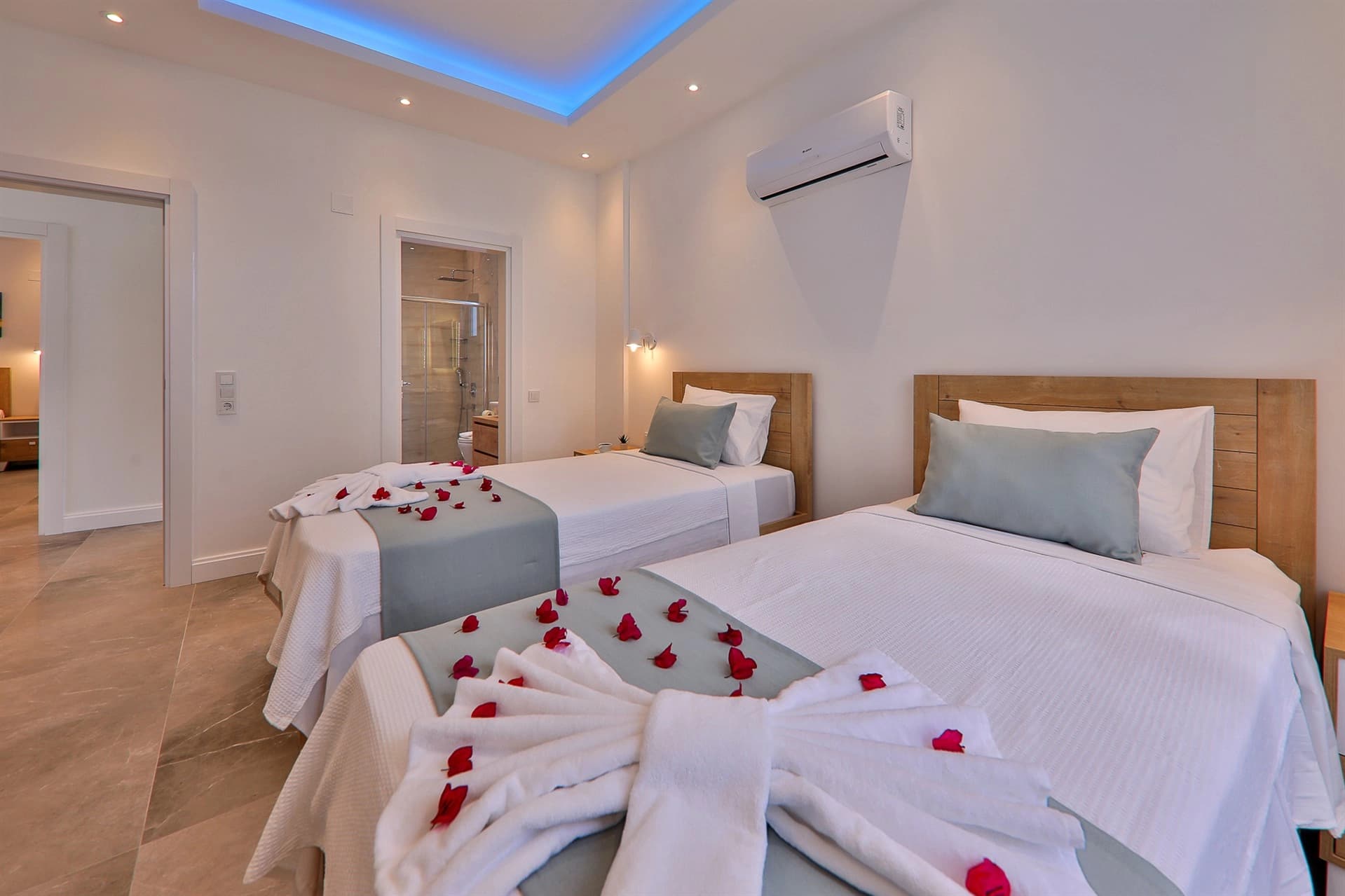 Villa Badem Çiçeği Korunaklı Havuz 23