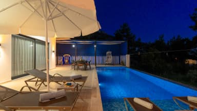 Villa Gökkuşağı Korunaklı Havuz 12