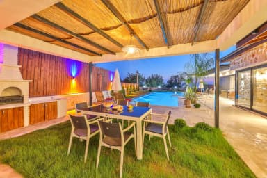 Villa Tan Üzümlü Korunaklı Havuz 89